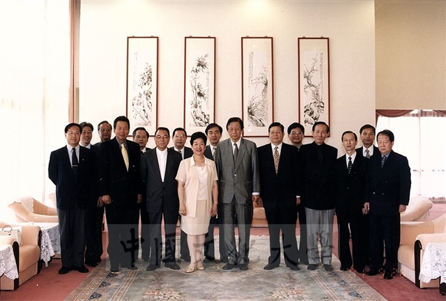 2001年5月28日救國團主任李鍾桂率訪問團蒞臨本校參訪並拜會董事長張鏡湖的圖檔，第1張，共3張